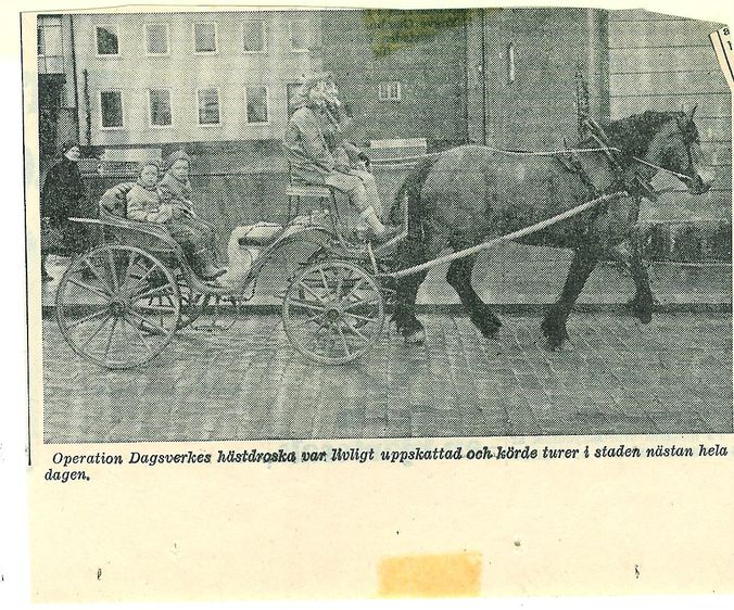 Operation Dagsverke hade man i skolorna, och jag och Catrin körde runt folk i denna droska. Jättekul tyckte vi!